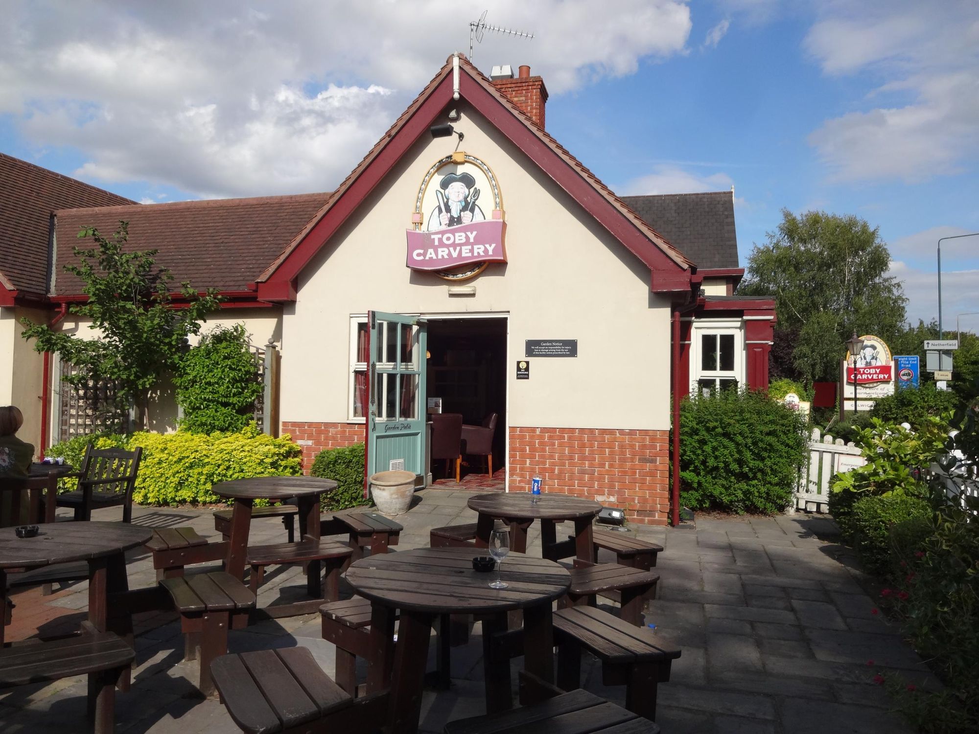Patio area - left side August 2017. (Pub, External, Garden). Published on 27-08-2017