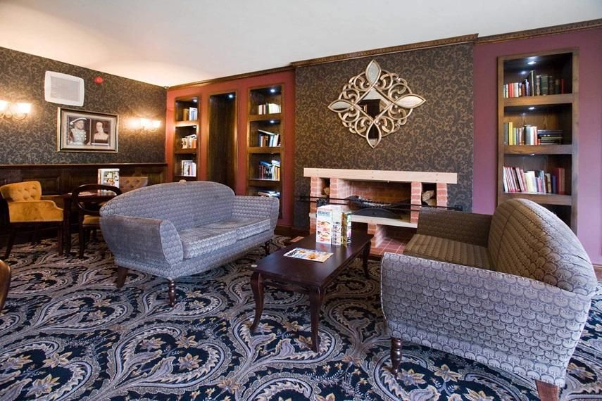 Lounge seating. (Bar). Published on 05-03-2024