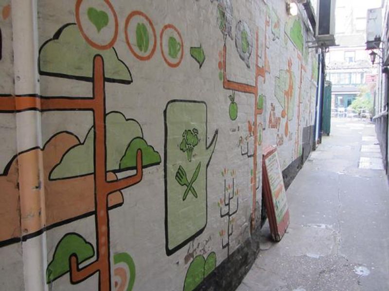 'Alley'way to front garden/entrance. (Pub, External). Published on 03-04-2014