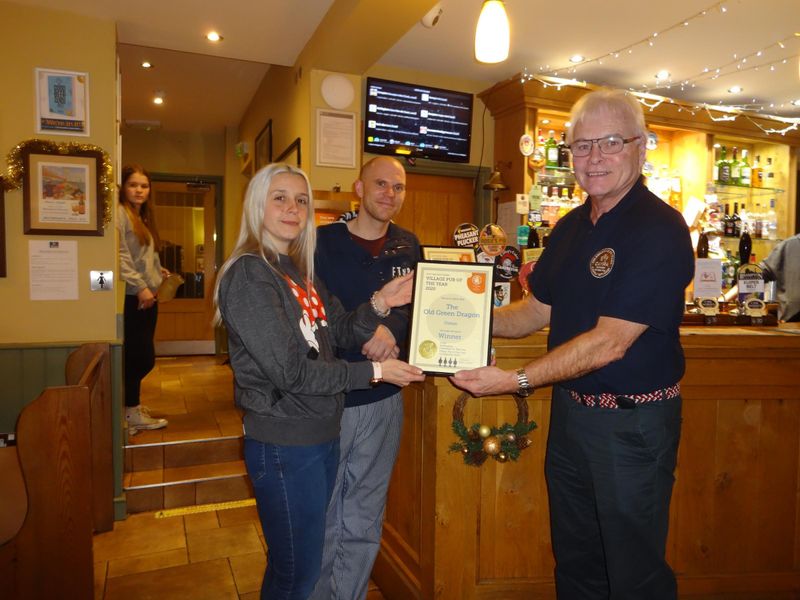 Cloe & Marc receiving the 2020 Village Pub of the Year award. Published on 10-12-2021 