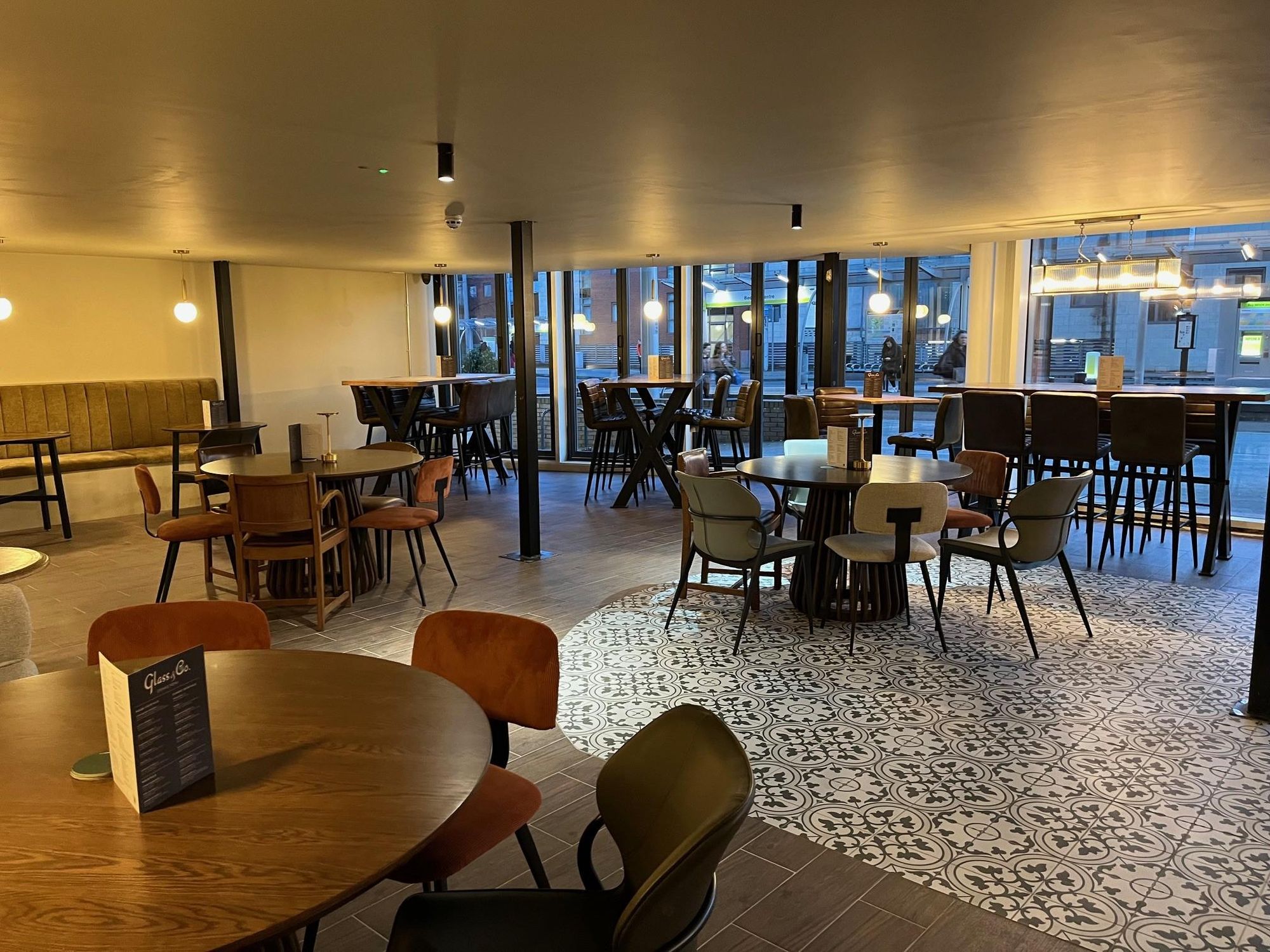 Seating area to the right of the bar. (Bar). Published on 12-03-2026