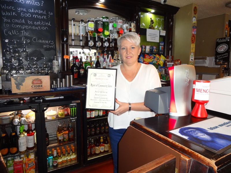 Sue Maxwell with ACV certificate November 2017. (Publican, Award). Published on 16-11-2017