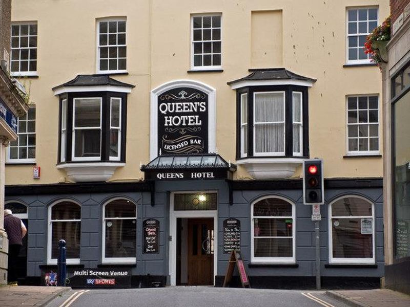 Queens Hotel Ilfracombe. (Pub, Key). Published on 01-01-1970 