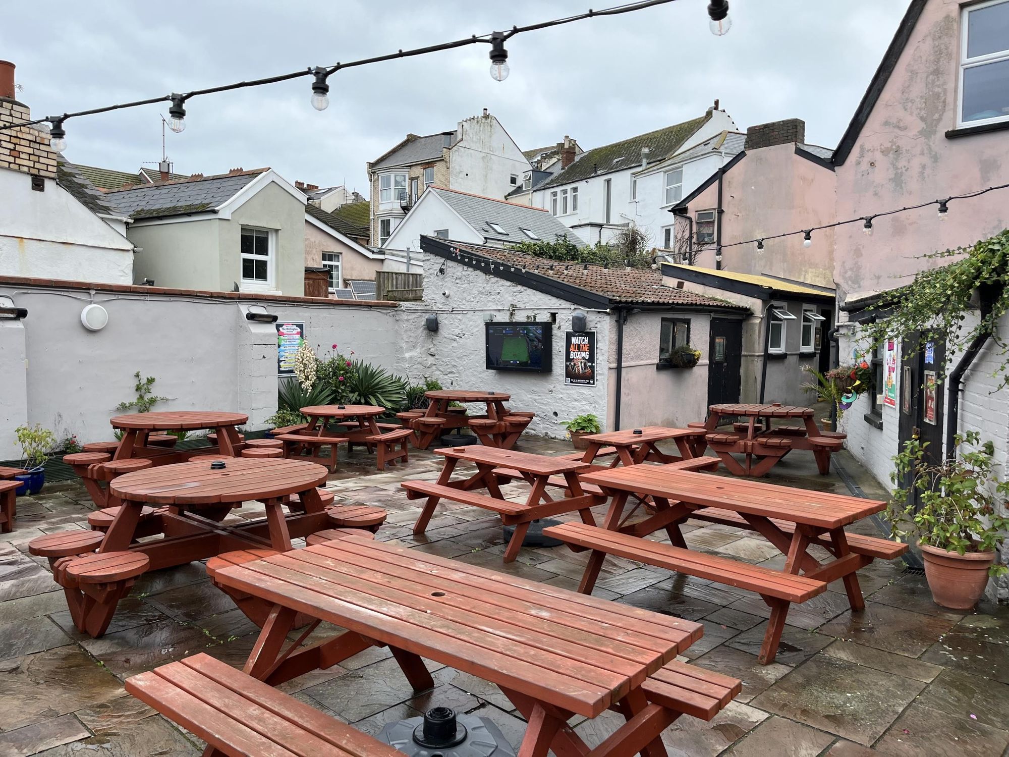 Enclosed beer garden. (External, Garden). Published on 21-09-2025
