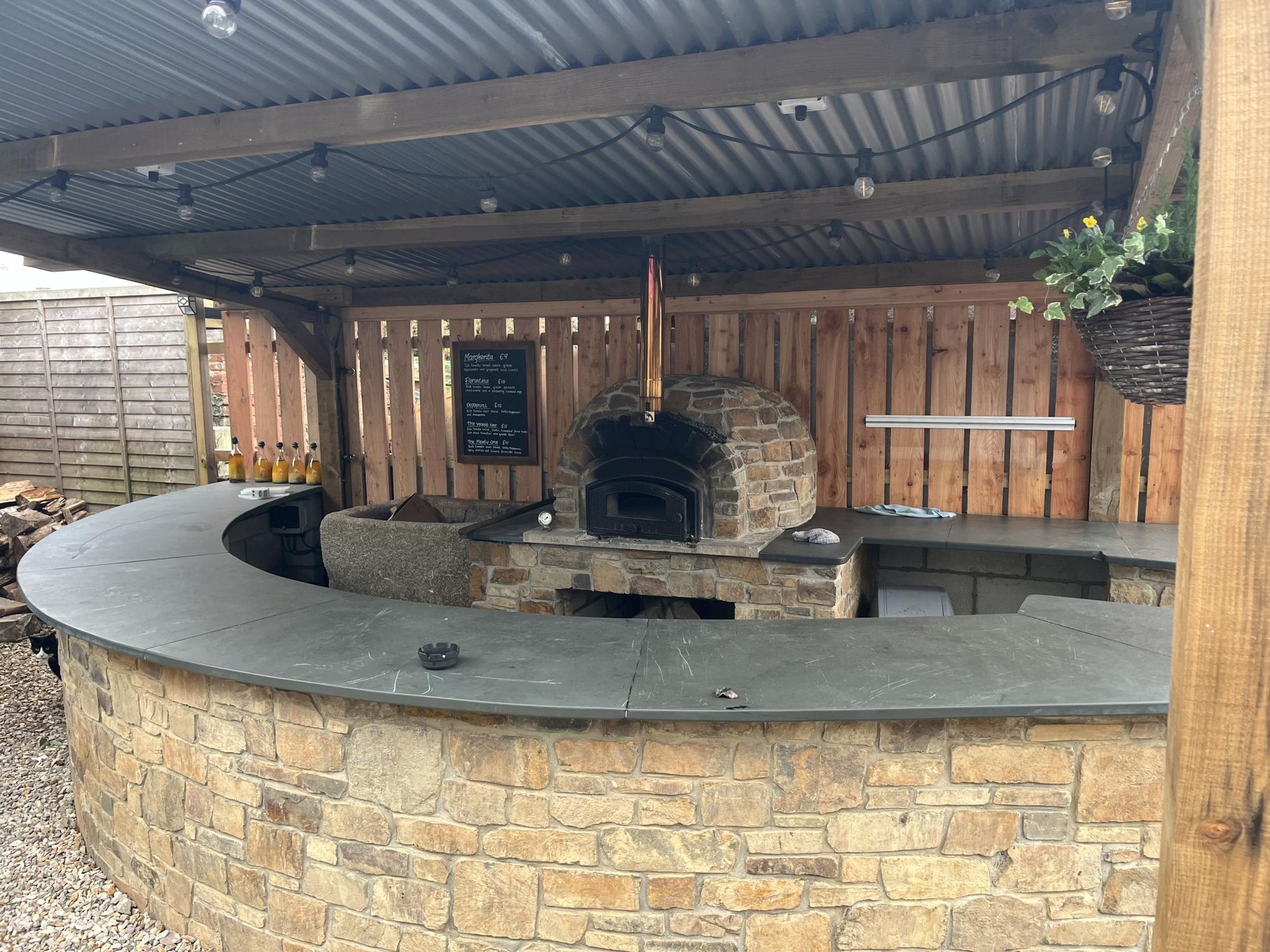 Pizza oven for Monday evenings. (External, Garden). Published on 15-10-2024