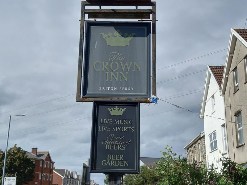 Crown Inn, Briton Ferry, Pub Sign. (External, Sign). Published on 22-08-2023