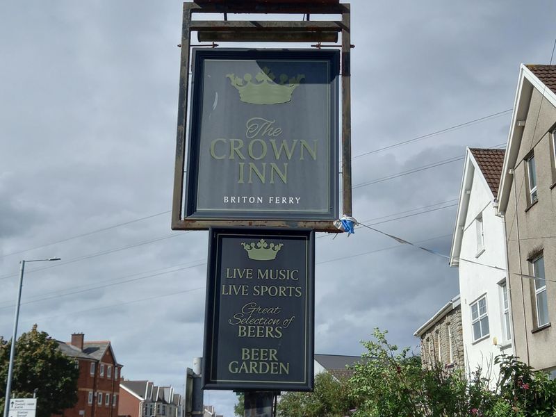 Crown Inn, Briton Ferry, Pub Sign. (External, Sign). Published on 22-08-2023 