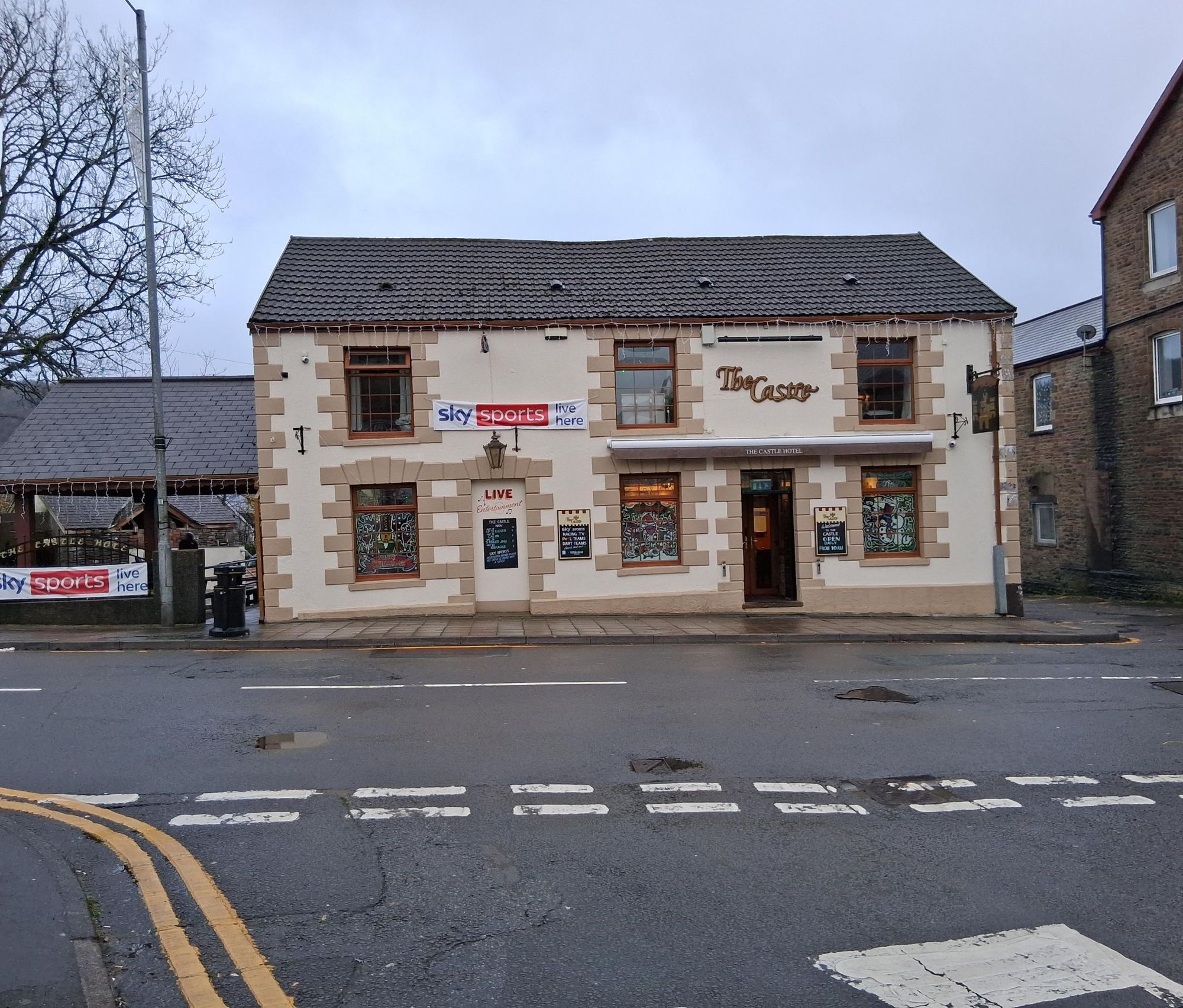 Castle Hotel, Pontardawe. (Pub, External, Key). Published on 06-12-2024
