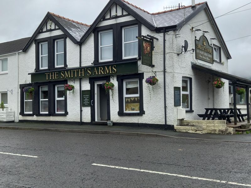 Smiths Arms, Rhos. (Pub, External). Published on 04-08-2023