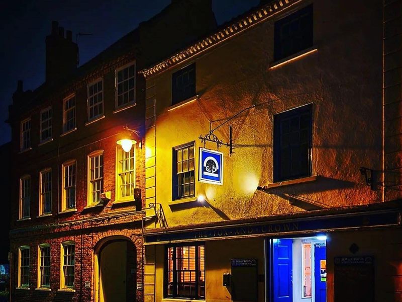 The Fox & Crown at night. (Pub, External, Key). Published on 21-08-2025