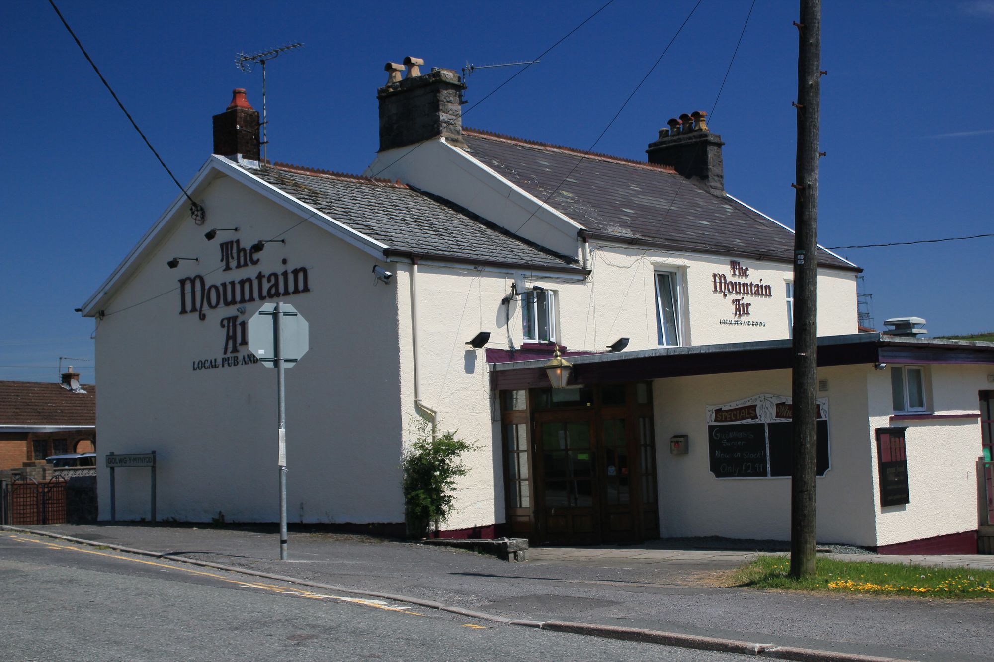 Mountain Air, Tredegar. (Pub, External). Published on 07-10-2012