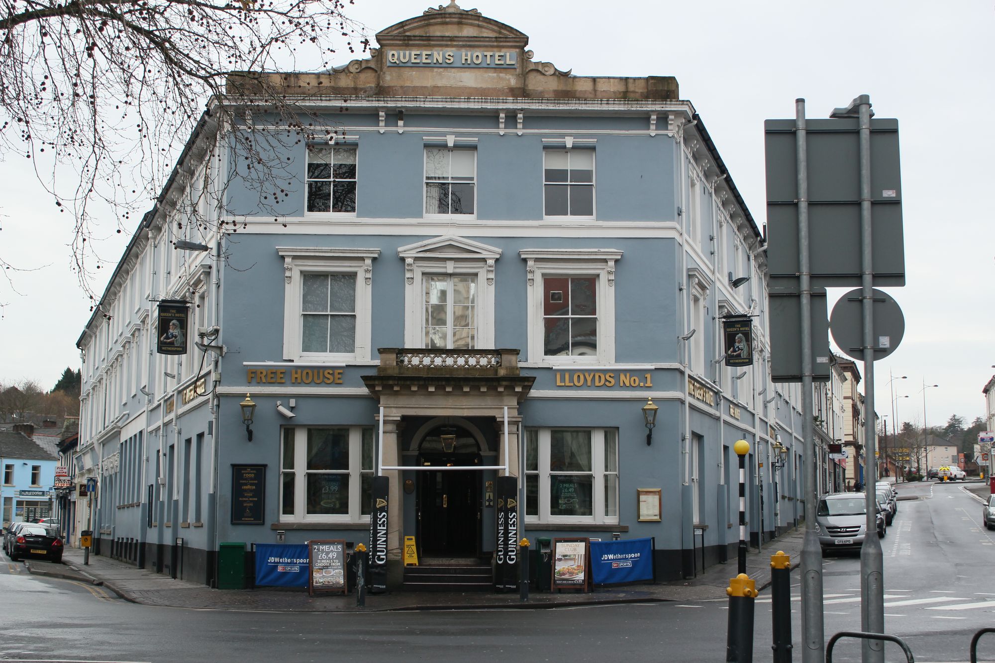 Queen's Hotel, Newport. (Pub, External). Published on 07-10-2012
