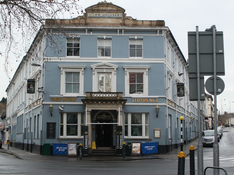 Queen's Hotel, Newport. (Pub, External). Published on 07-10-2012