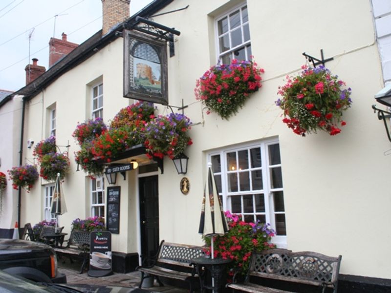 Castle Inn at Usk. (Pub, External). Published on 16-08-2012