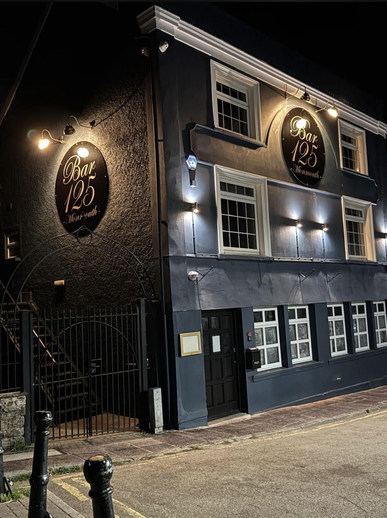 Side view at night. (Pub, External). Published on 26-06-2026