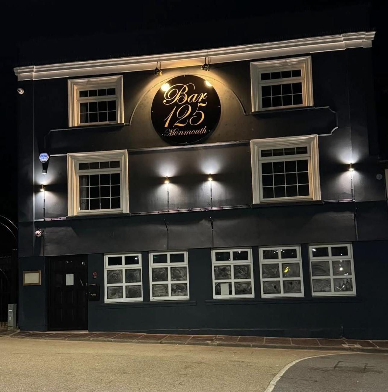 Front view, at night. (Pub, External, Key). Published on 26-06-2026