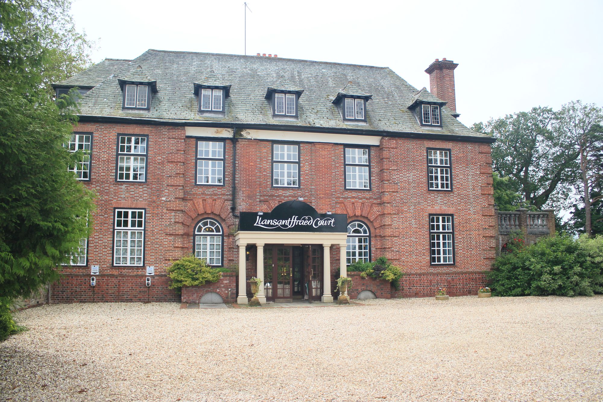 Llansantfraed Court Hotel, Llanfihangel Gobion. (Pub, External). Published on 07-10-2012