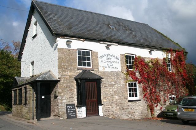 Queens Head  at Cwmyoy. (Pub, External). Published on 28-04-2012