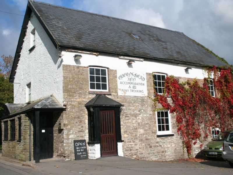 Queens Head  at Cwmyoy. (Pub, External). Published on 28-04-2012