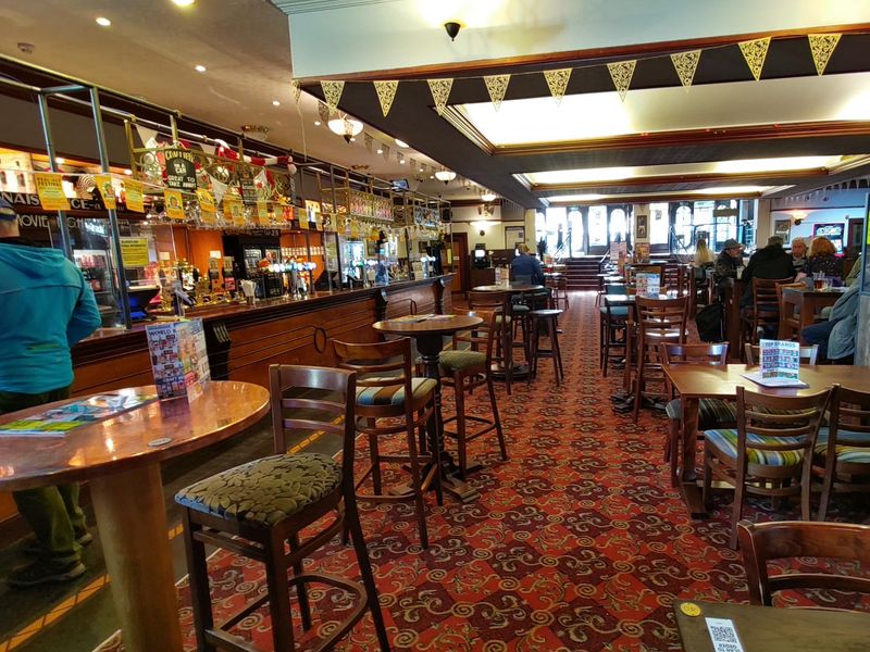 (Pub, Bar). Published on 04-11-2021 