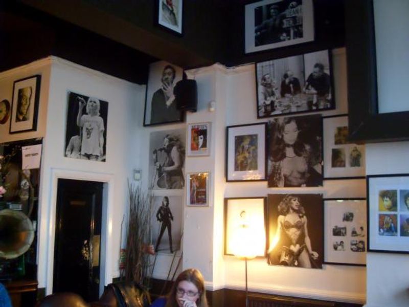 (Pub, Bar). Published on 02-11-2014