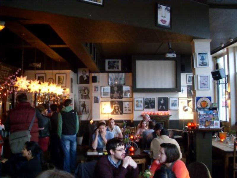 (Pub, Bar). Published on 02-11-2014