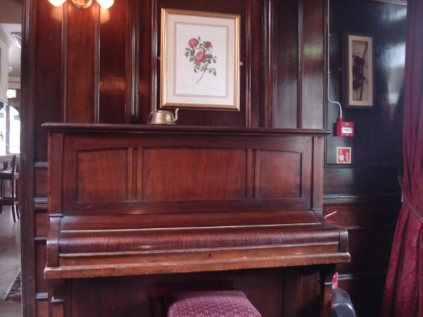 (Pub, Bar). Published on 02-11-2014