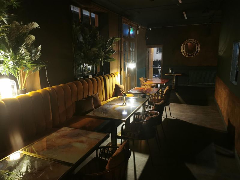 (Pub, Bar). Published on 21-11-2022