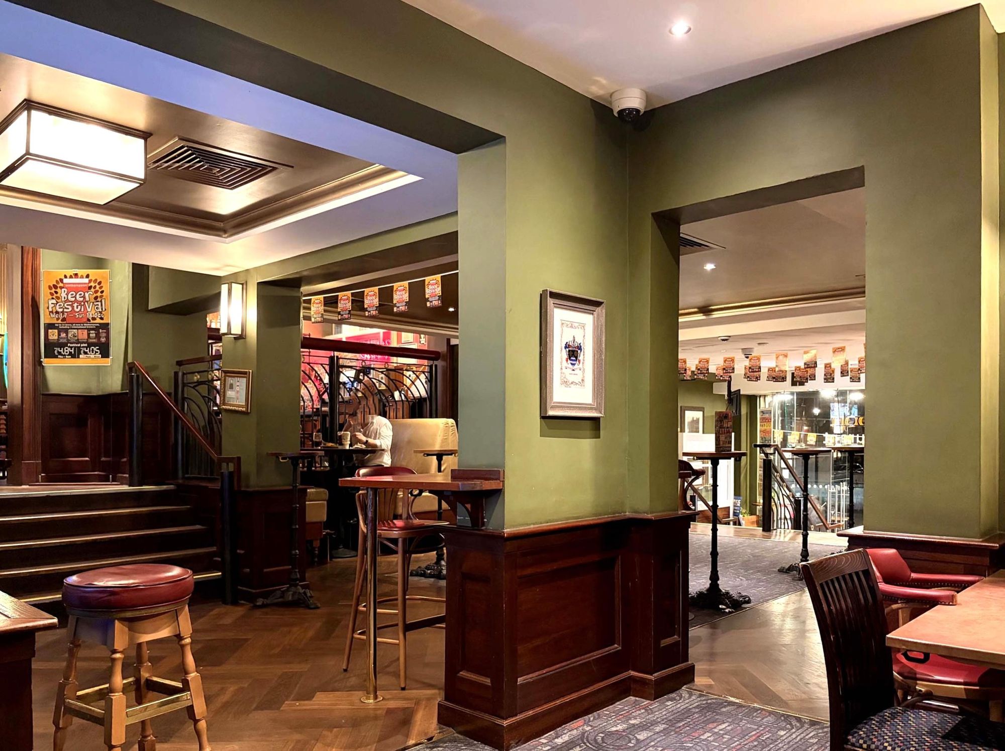 Met bar entrance area. (Pub). Published on 08-10-2026
