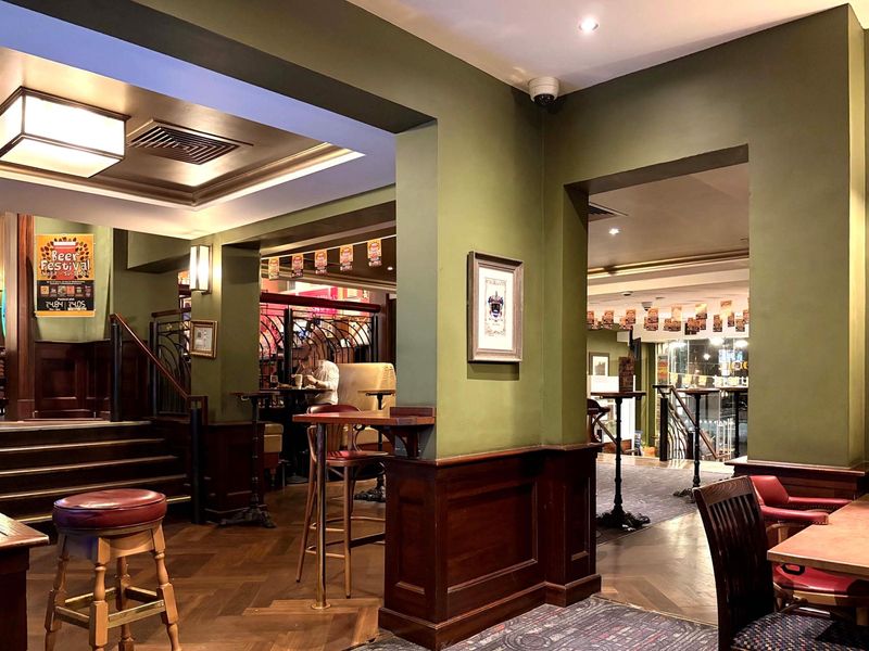 Met bar entrance area. (Pub). Published on 08-10-2026