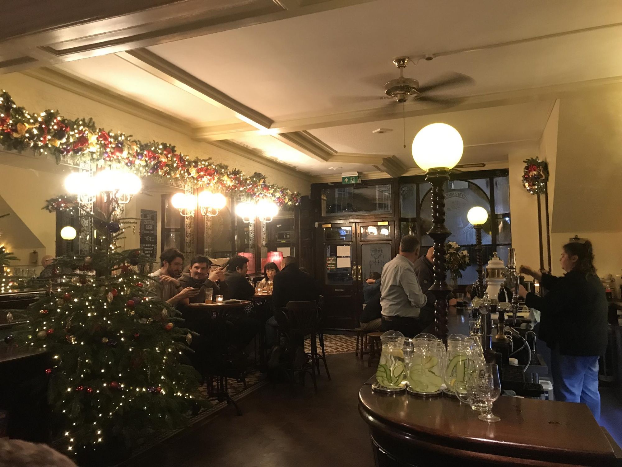 Queen's Head 4th December 2021. (Pub, Customers). Published on 05-12-2021