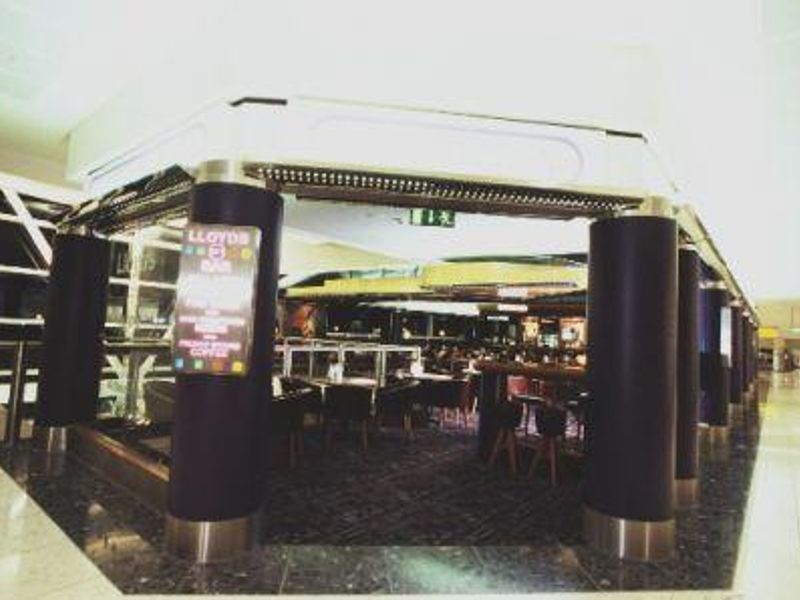 Lloyds No.1 Bar, Gatwick. (Pub, External, Key). Published on 25-12-2012