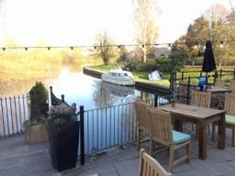 Bridge Hotel Chertsey Terrace. (Pub, Garden). Published on 25-03-2019 