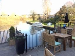 Bridge Hotel Chertsey Terrace. (Pub, Garden). Published on 25-03-2019