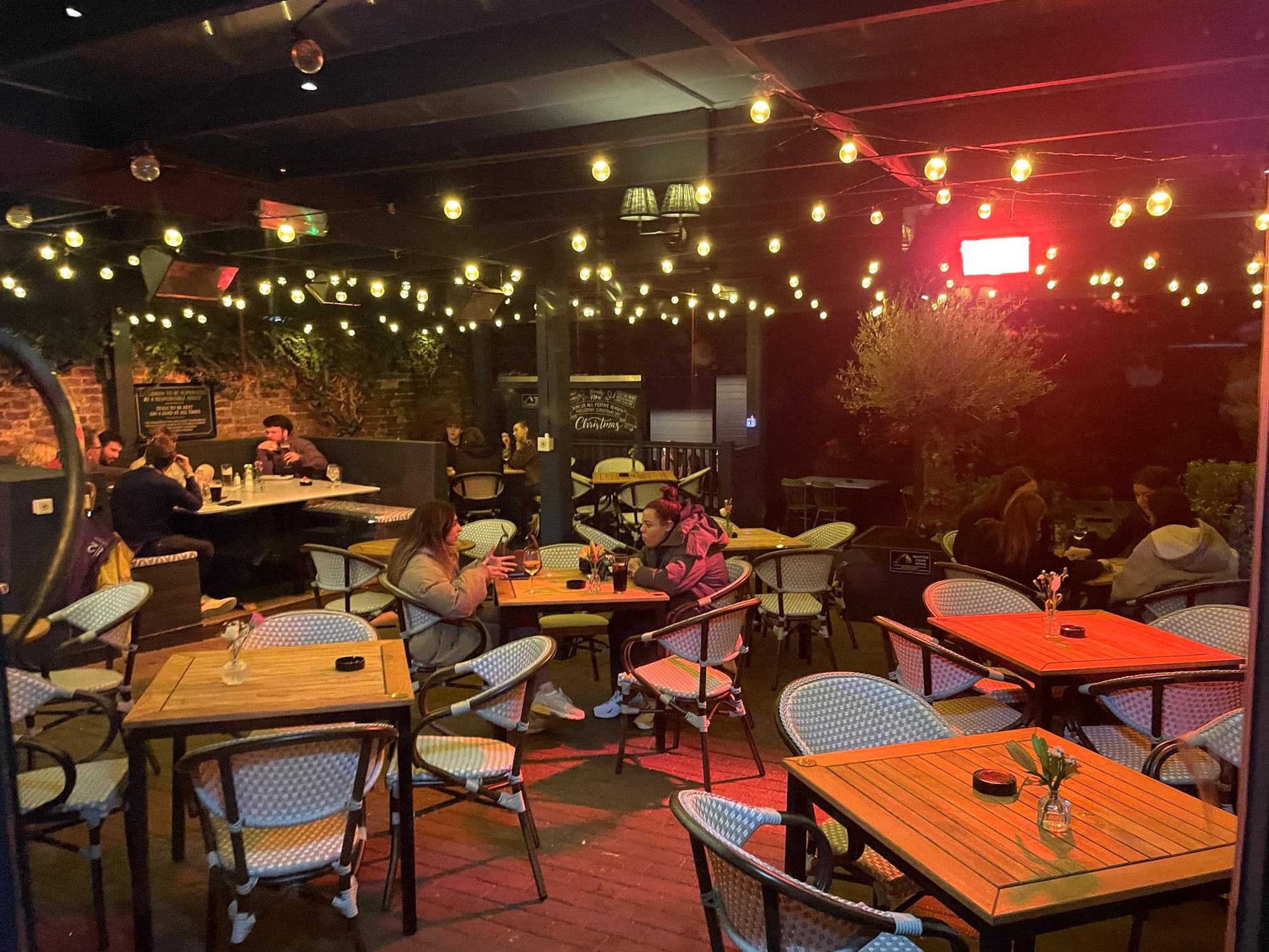 Crown Pub Egham - Rear patio. (Pub, External, Garden). Published on 14-11-2025