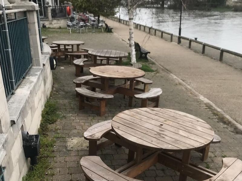 Outside seating overlooking Thames. (Pub, External). Published on 05-04-2023 