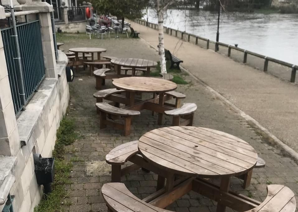 Outside seating overlooking Thames. (Pub, External). Published on 05-04-2023