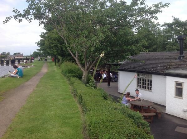 The Leeds Liverpool Canal at the back of the pub. (External). Published on 15-06-2014