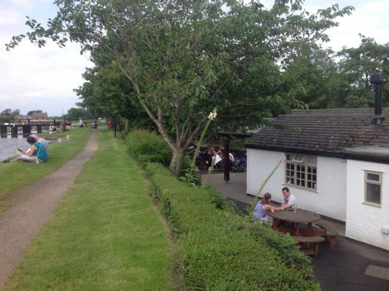 The Leeds Liverpool Canal at the back of the pub. (External). Published on 15-06-2014 