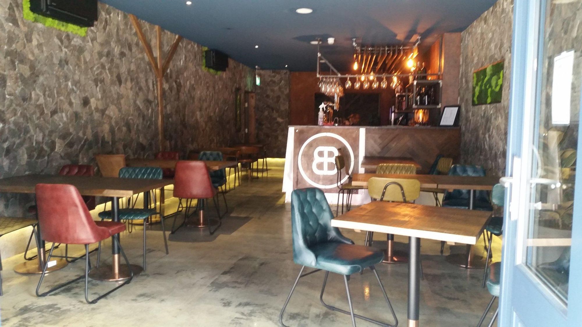 (Pub, Bar). Published on 22-05-2022