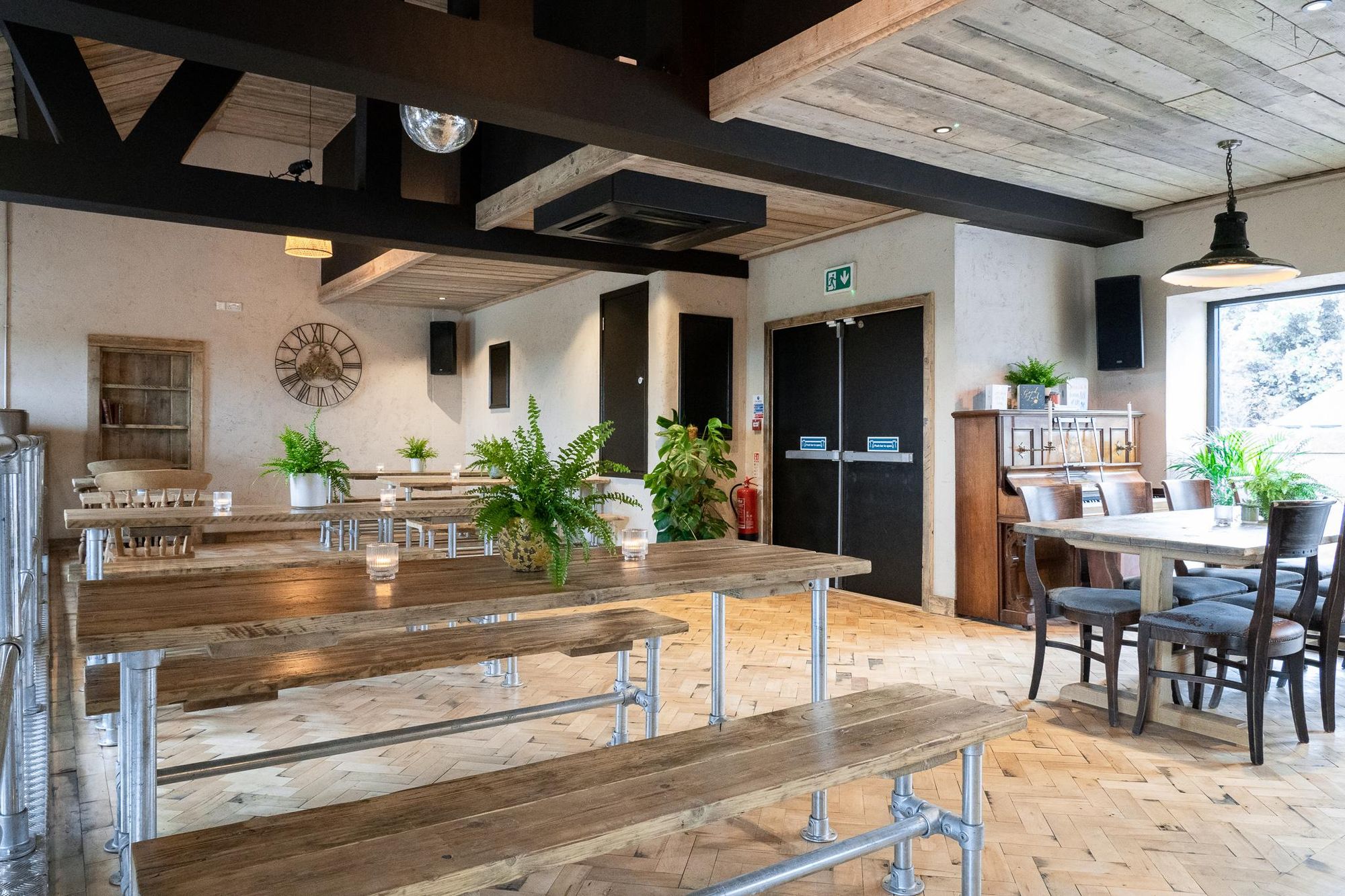 (Pub, Bar). Published on 08-10-2024