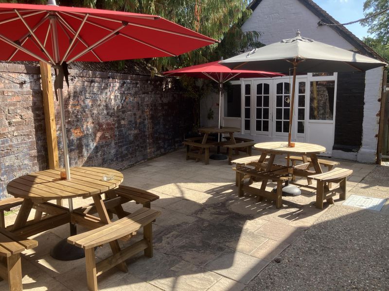 Ferryboat, Whitchurch on Thames - Courtyard Garden - Sept 2026. (Pub, Garden). Published on 26-09-2026