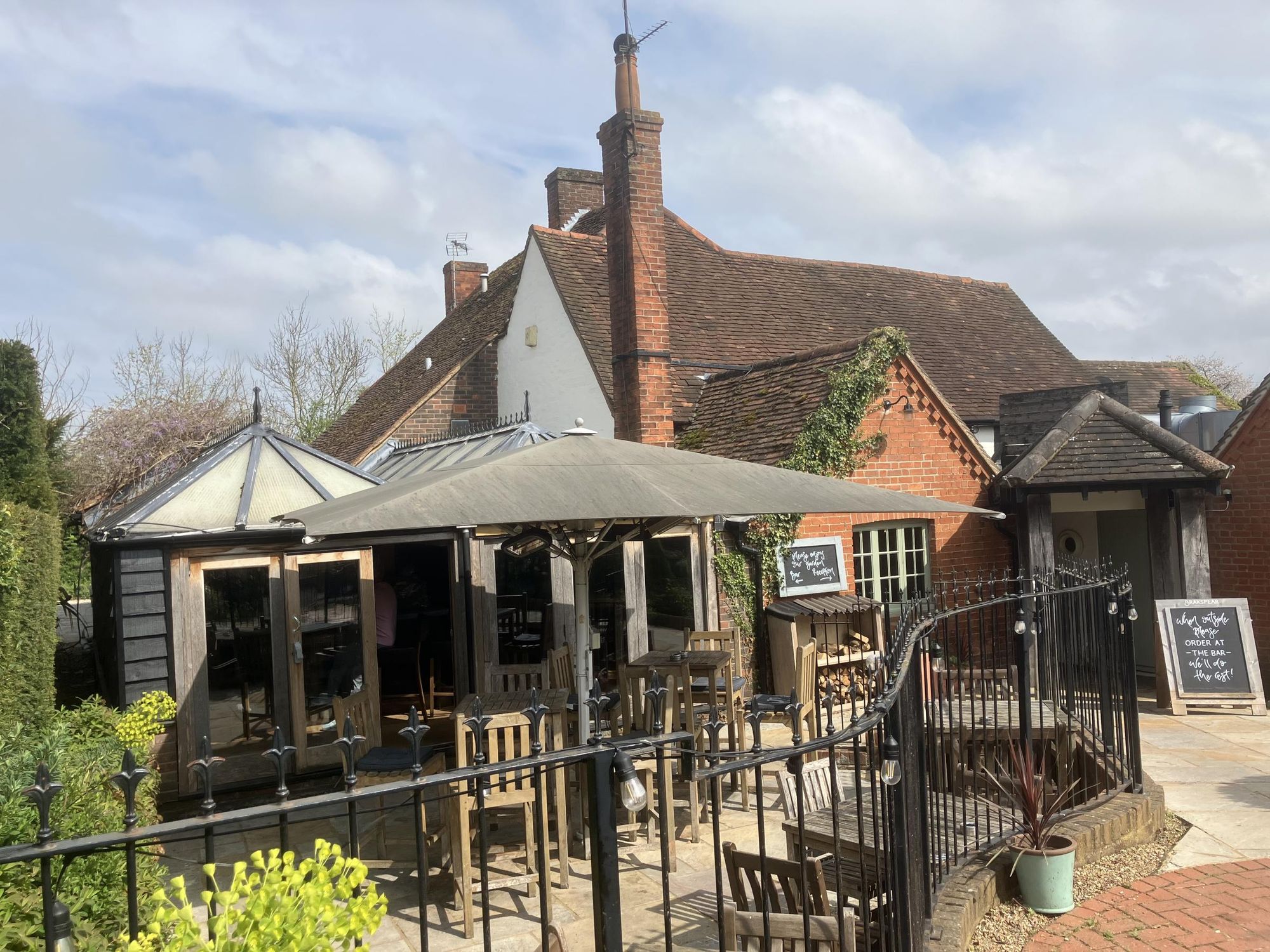 Crown, Playhatch - Garden Entrance - April 2025. (External, Garden). Published on 23-04-2025