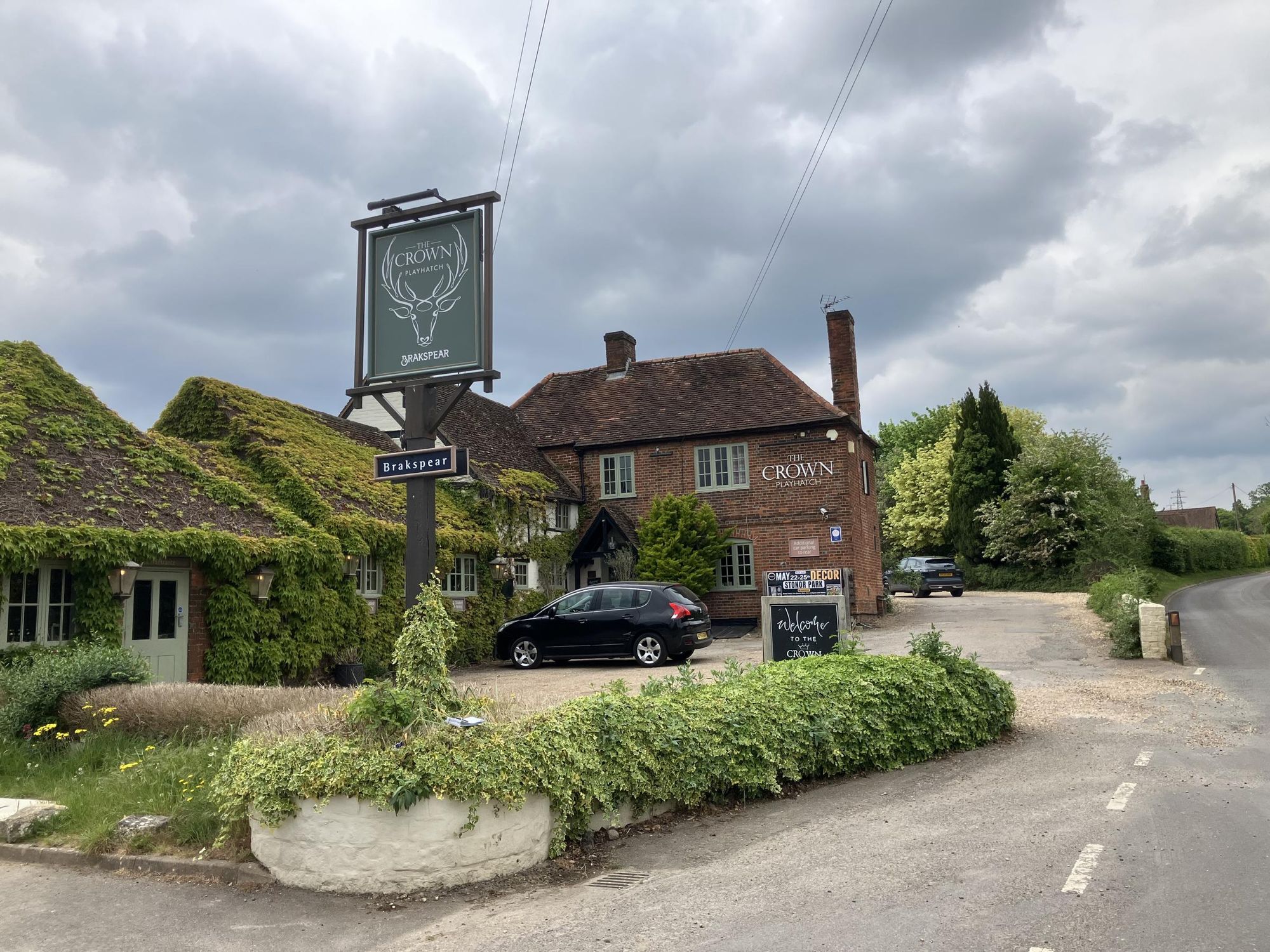 Crown, Playhatch - May 2026. (Pub, External). Published on 05-05-2026