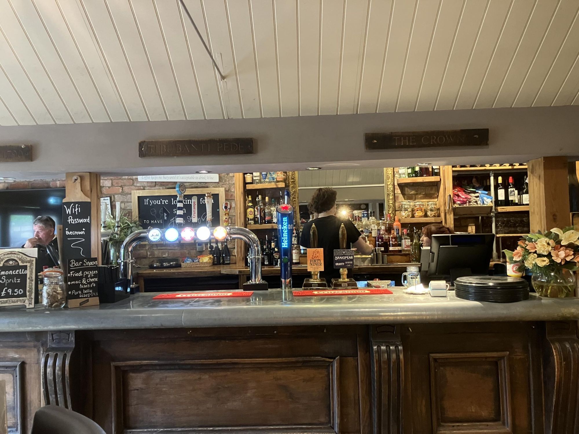 Crown, Playhatch - Bar - May 2026. (Pub, Bar). Published on 05-05-2026