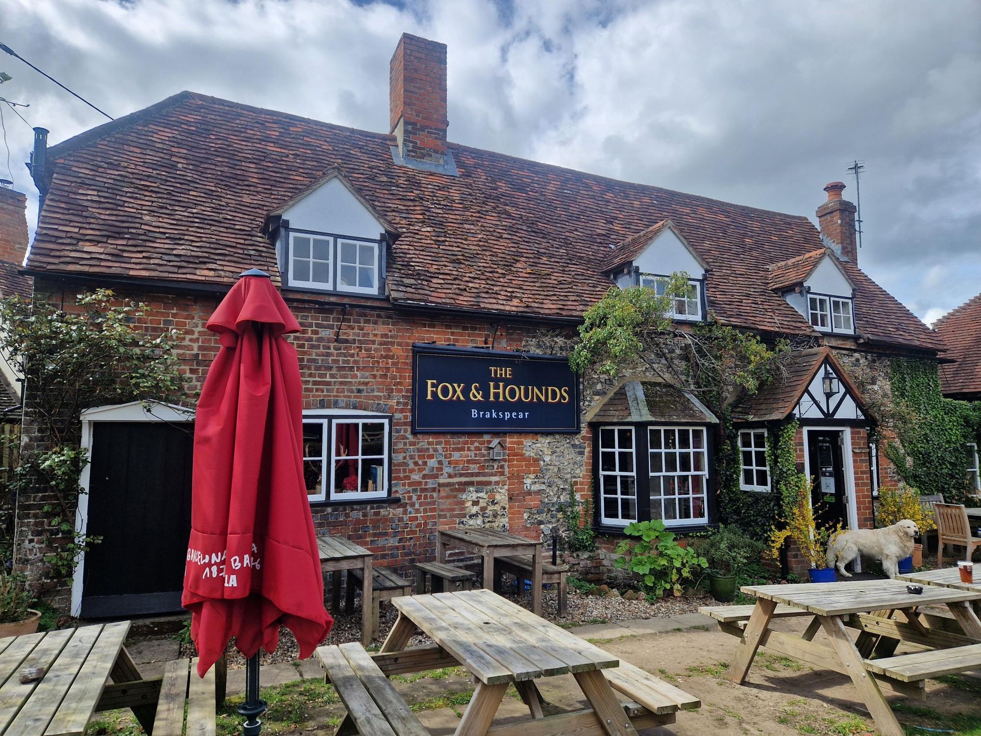 Fox & Hounds, Christmas Common - Pub exterior - Apr 2026. (Pub, External, Key). Published on 15-05-2026