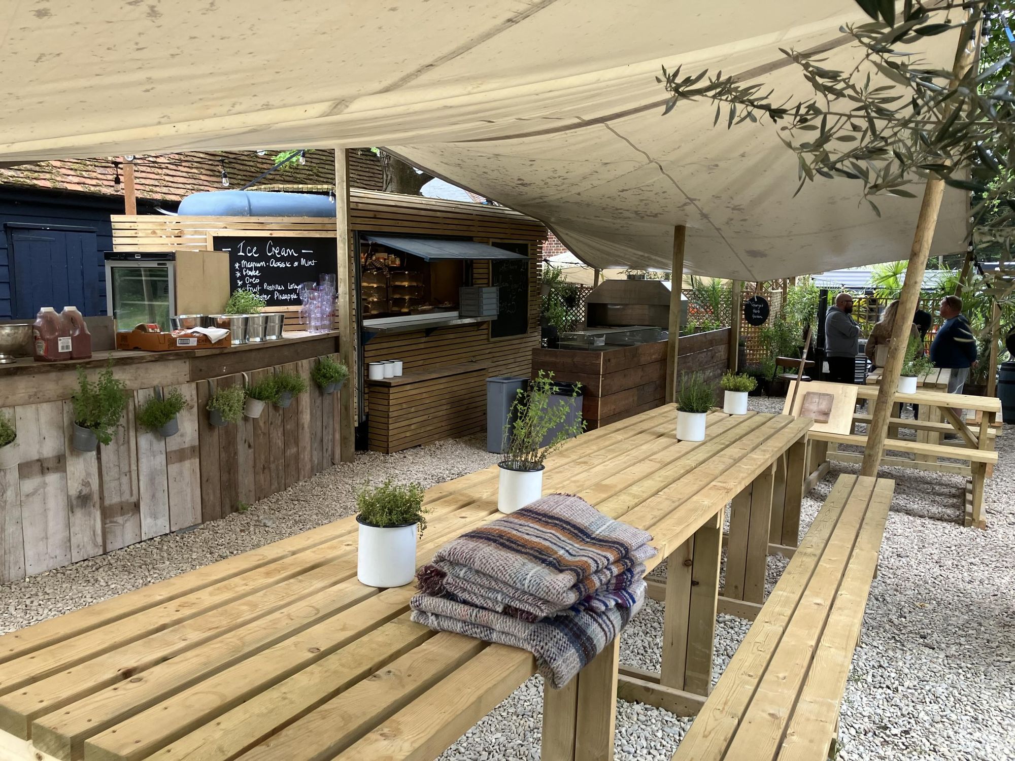 horsebox bar in courtyard garden. (Garden). Published on 20-05-2025