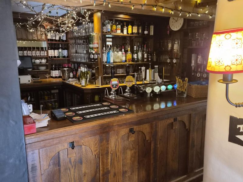 Half Moon, Cuxham - Pub bar - Oct 2026. (Pub, Bar). Published on 12-10-2026 