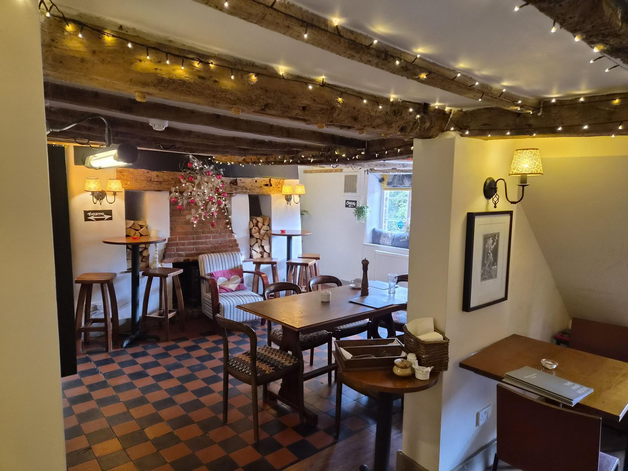 Half Moon, Cuxham - Pub interior - Oct 2026. (Pub, Bar). Published on 12-10-2026