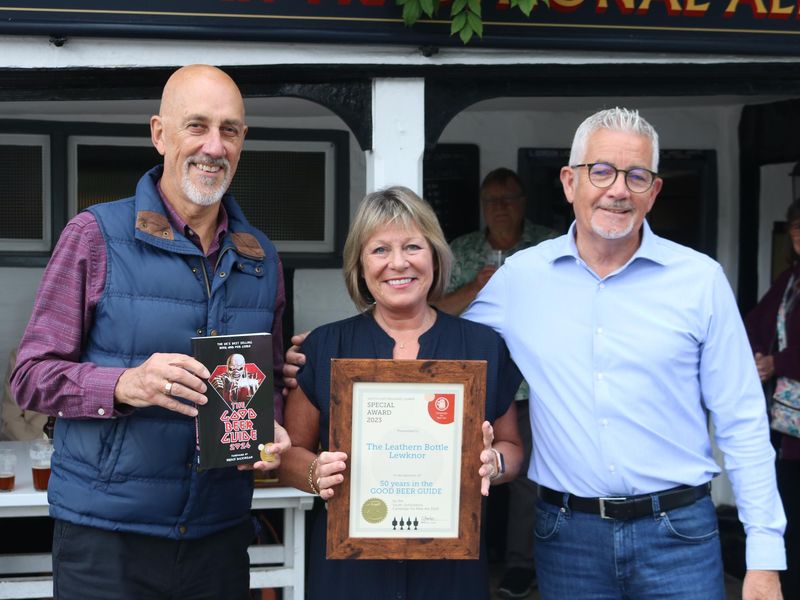 Julie & Les Gordon (licensees, right) receiving special award. (Pub, Publican, Award). Published on 02-10-2023